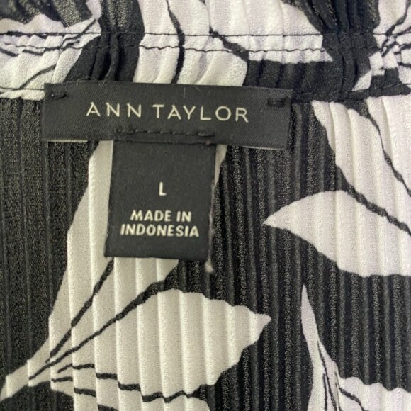 Ann Taylor Blouse Large Long Sleeve Pleated Floral Black & White Split Neck - Picture 8 of 9